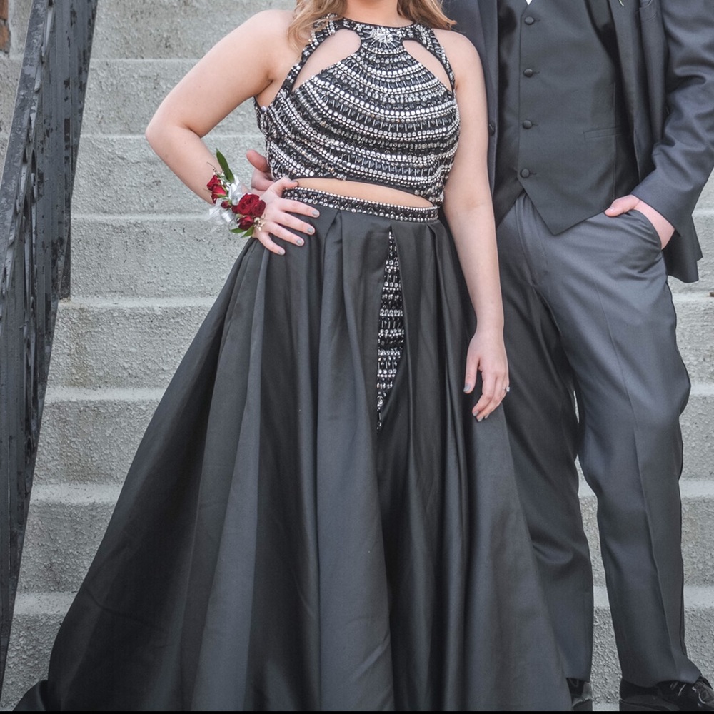 Rachel Allen Prom Dress - Picture 2 of 3